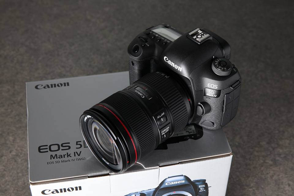 Canon 5D Mark IV + 24-105mm f/4L II Lens