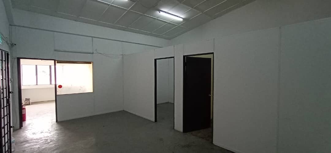 1.5 Storey Factory /Warehouse front LDP, Taman Perindustrian Puchong Utama 1/1 for rent