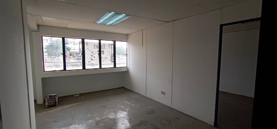 1.5 Storey Factory /Warehouse front LDP, Taman Perindustrian Puchong Utama 1/1 for rent