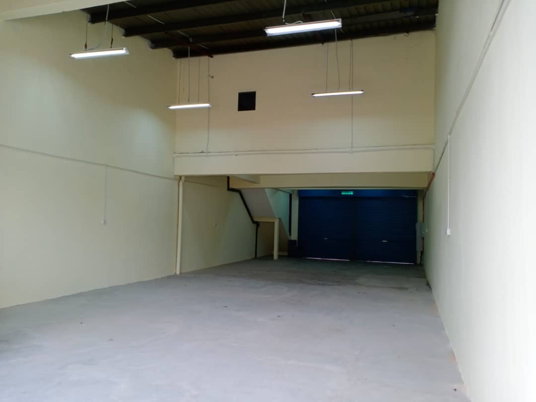 1.5 Storey Factory /Warehouse front LDP, Taman Perindustrian Puchong Utama 1/1 for rent