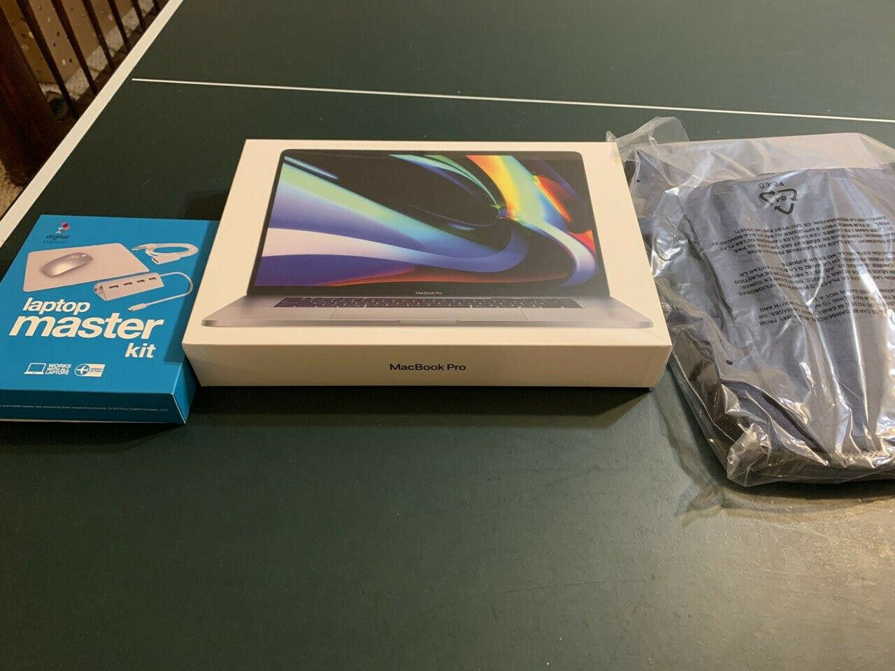 NEW 2019 Apple 16 inch MacBook Pro Space Gray 2.6Ghz 6-core i7 16GB 512GB